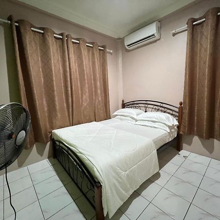 Hanif Homestay Kuching Eksteriør billede